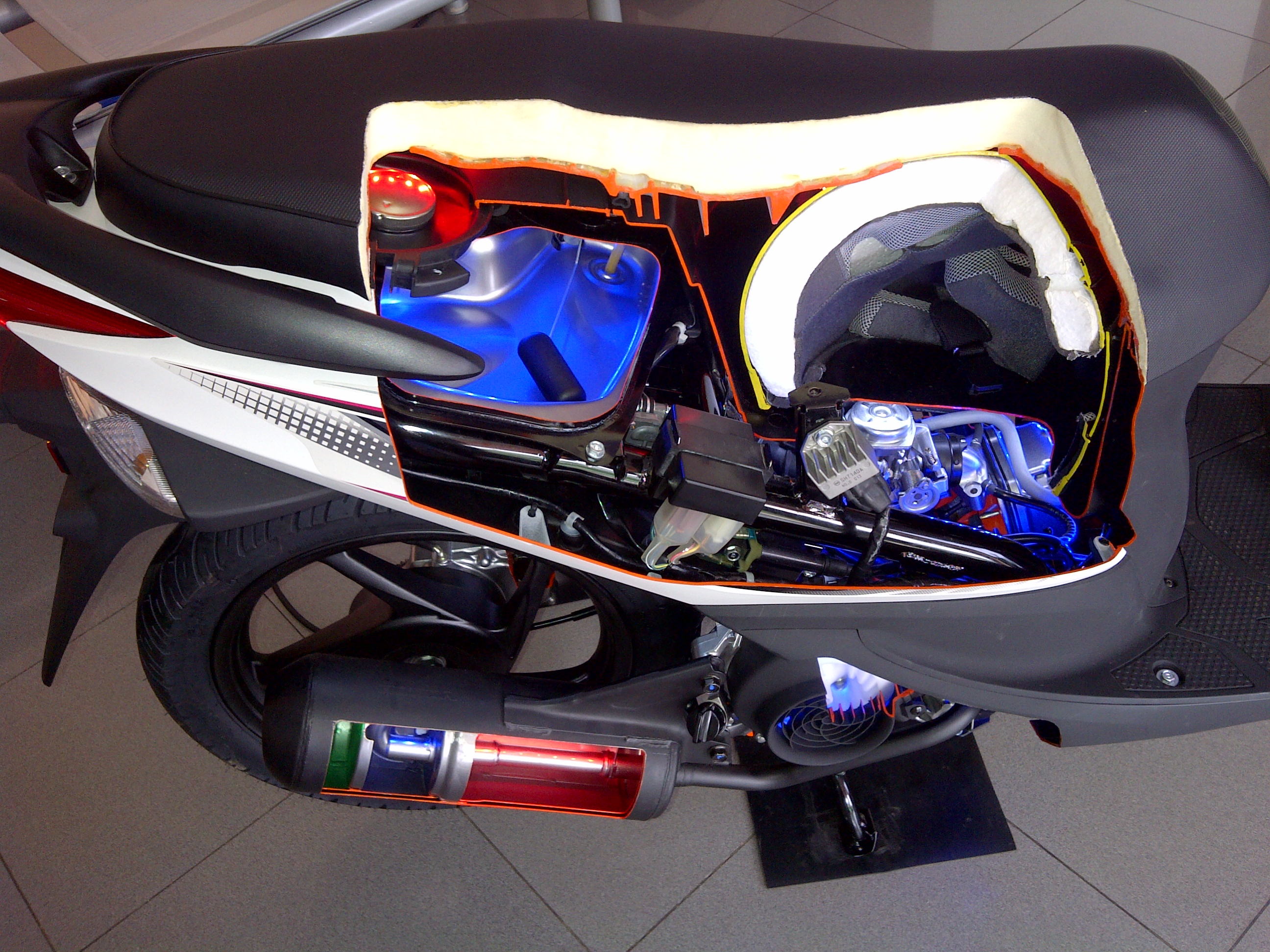 Honda Spacy Helm In AT Motor Matic Untuk Keluarga Hendrawan